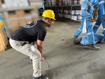 Démonstration de la bonne posture avant de soulever une charge