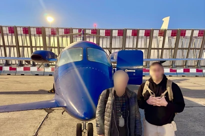 Infirmier KABUTO avec un patient au pied d’un avion sanitaire