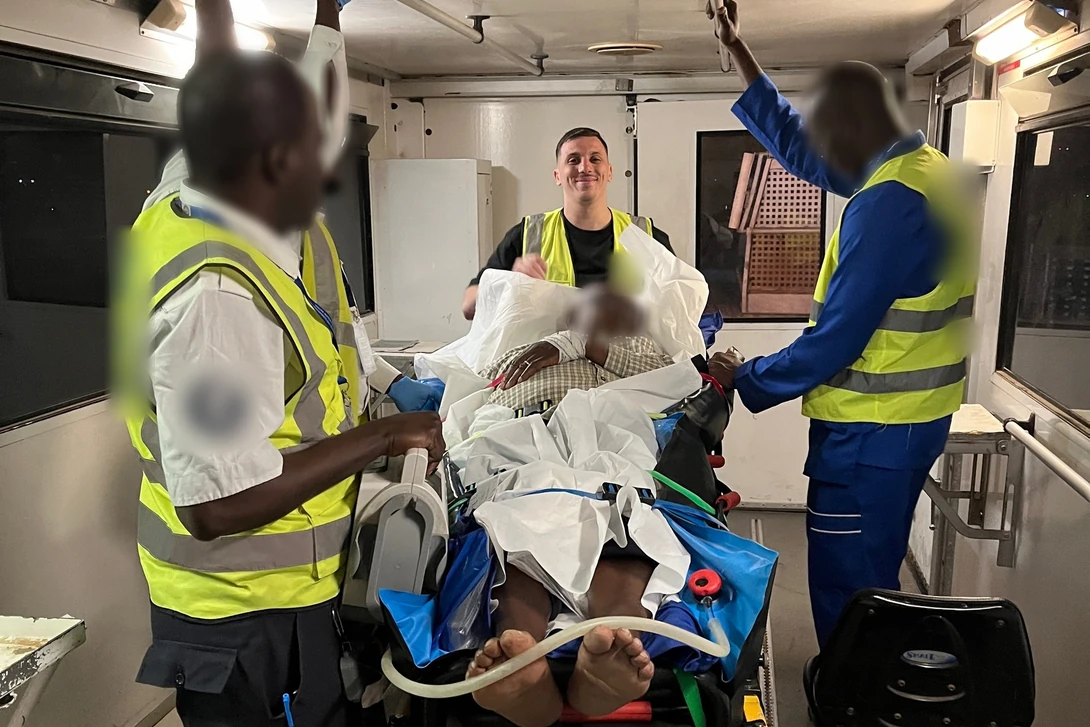 Patient installé sur une civière et surveillé pendant un rapatriement sanitaire