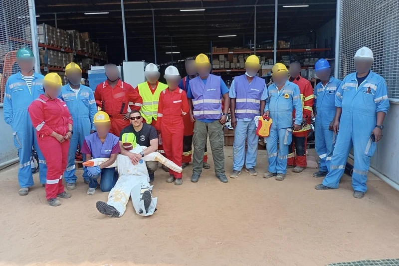Groupe de stagiaires en fin de formation, victime simulée au premier plan